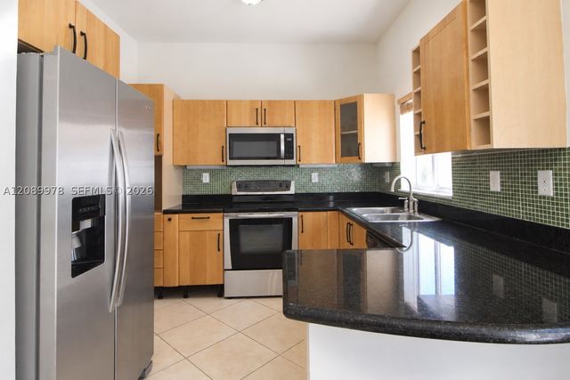 7464 NW 180th St, Hialeah, FL 33015