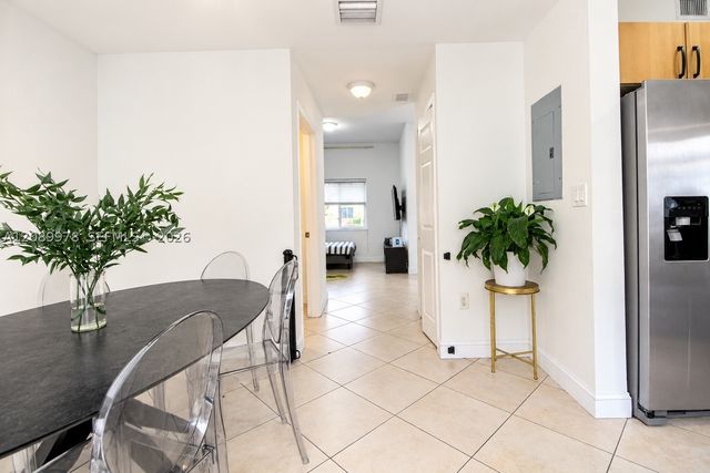 7464 NW 180th St, Hialeah, FL 33015