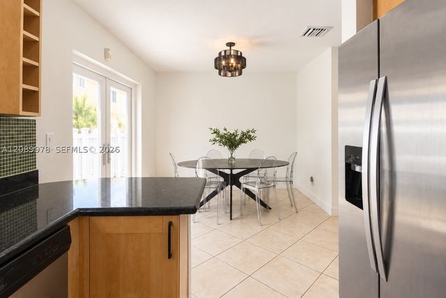 7464 NW 180th St, Hialeah, FL 33015