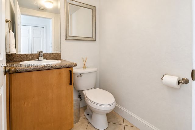 7464 NW 180th St, Hialeah, FL 33015