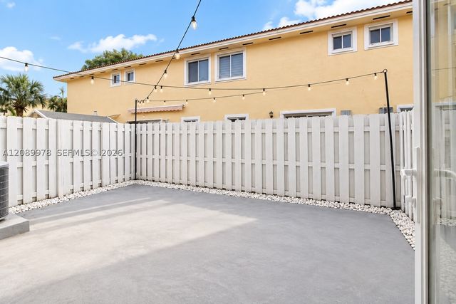7464 NW 180th St, Hialeah, FL 33015