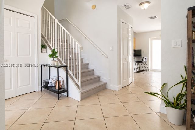 7464 NW 180th St, Hialeah, FL 33015