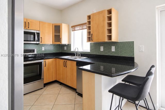 7464 NW 180th St, Hialeah, FL 33015