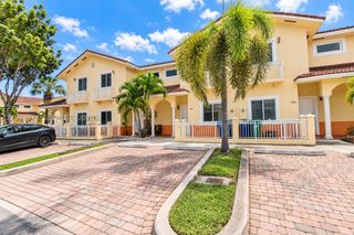 7464 NW 180th St, Hialeah, FL 33015