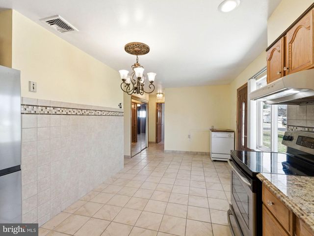 77 GAPING ROCK RD, Levittown, PA 19057