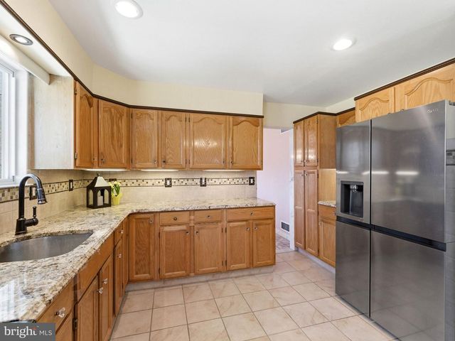 77 GAPING ROCK RD, Levittown, PA 19057