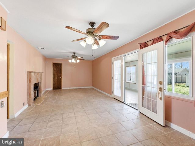 77 GAPING ROCK RD, Levittown, PA 19057