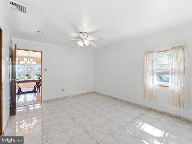 77 GAPING ROCK RD, Levittown, PA 19057