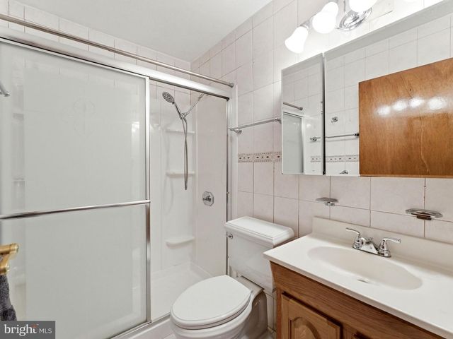 77 GAPING ROCK RD, Levittown, PA 19057