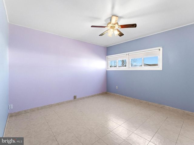 77 GAPING ROCK RD, Levittown, PA 19057