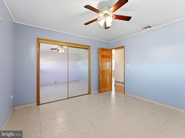 77 GAPING ROCK RD, Levittown, PA 19057