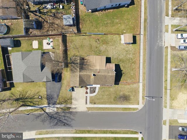 77 GAPING ROCK RD, Levittown, PA 19057