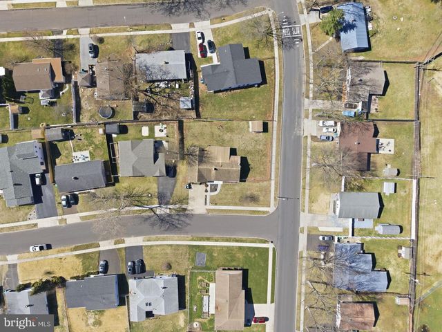 77 GAPING ROCK RD, Levittown, PA 19057