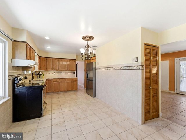 77 GAPING ROCK RD, Levittown, PA 19057