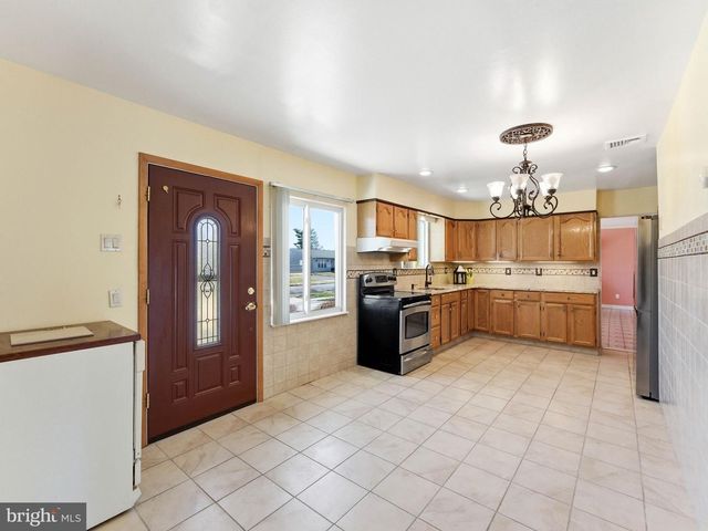 77 GAPING ROCK RD, Levittown, PA 19057