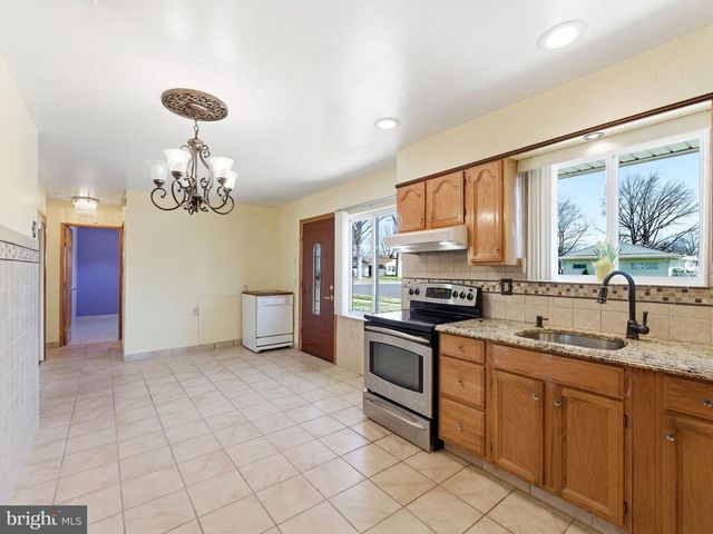 77 GAPING ROCK RD, Levittown, PA 19057