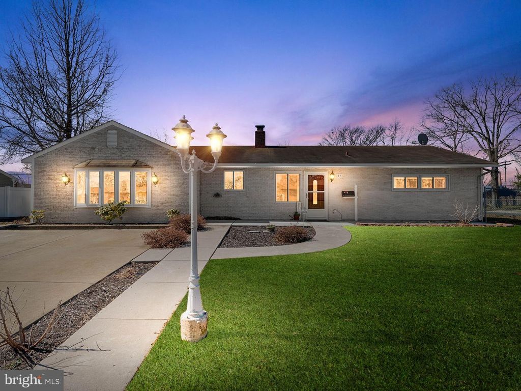 77 GAPING ROCK RD, Levittown, PA 19057