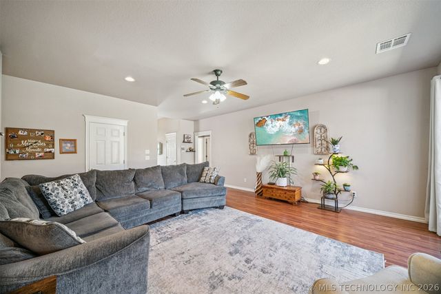 10613 Burton Lane, Skiatook, OK 74070