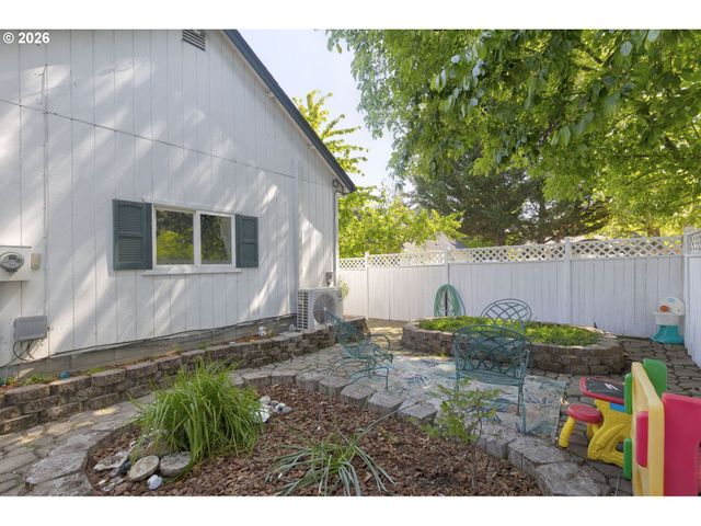 515 Nw DIMMICK St, Grants Pass, OR 97526
