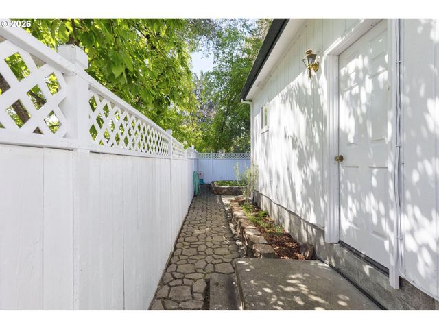 515 Nw DIMMICK St, Grants Pass, OR 97526