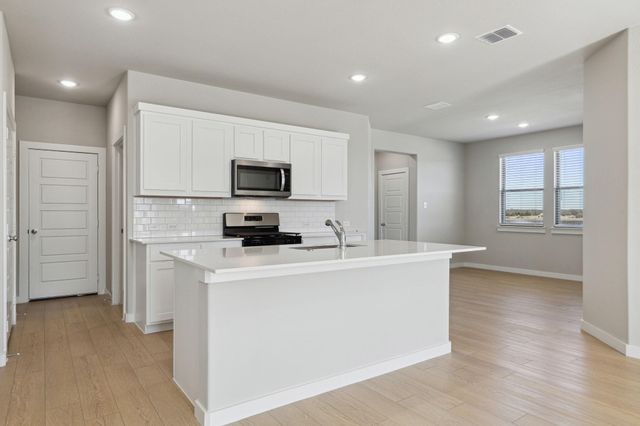 316 Bendecido LOOP, Elgin, TX 78621