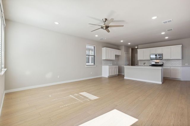316 Bendecido LOOP, Elgin, TX 78621