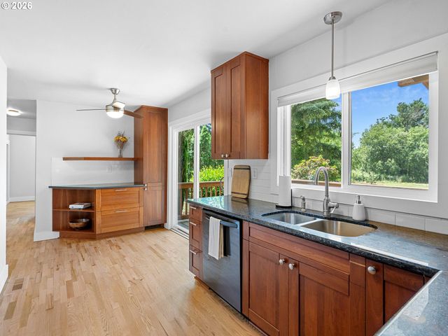 7625 Nw SKYLINE Blvd, Portland, OR 97229