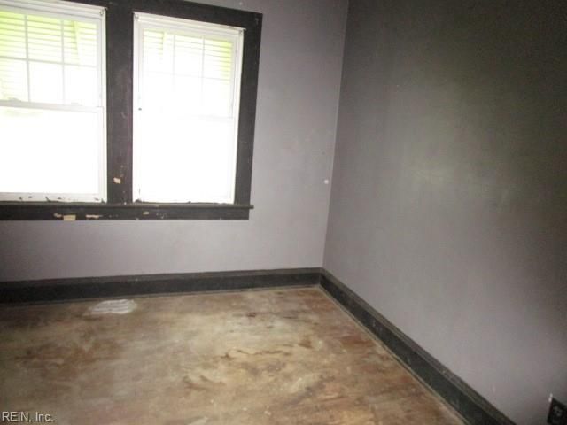 12 Oakcrest ST, Portsmouth, VA 23702