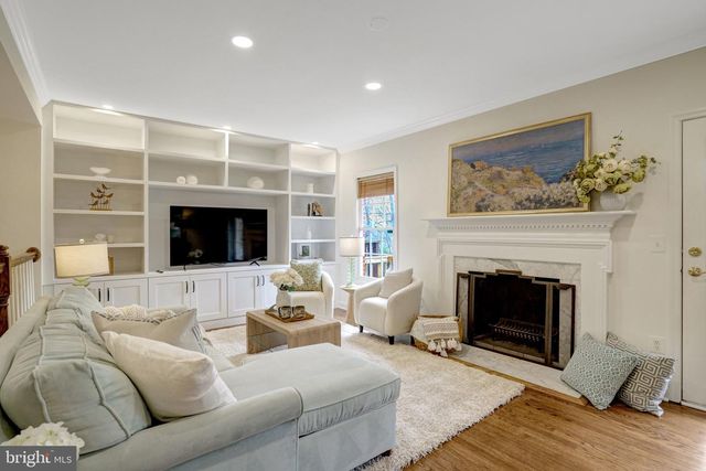 6331 CROOKED OAK LN, Falls Church, VA 22042