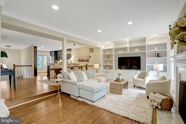 6331 CROOKED OAK LN, Falls Church, VA 22042