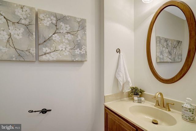 6331 CROOKED OAK LN, Falls Church, VA 22042