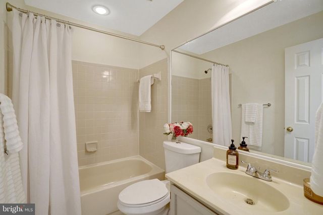 6331 CROOKED OAK LN, Falls Church, VA 22042