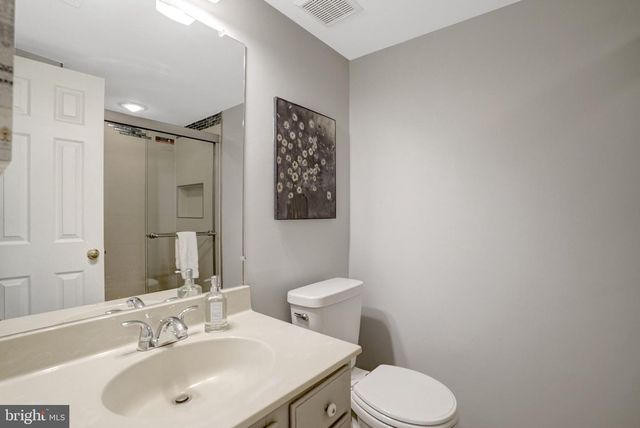 6331 CROOKED OAK LN, Falls Church, VA 22042