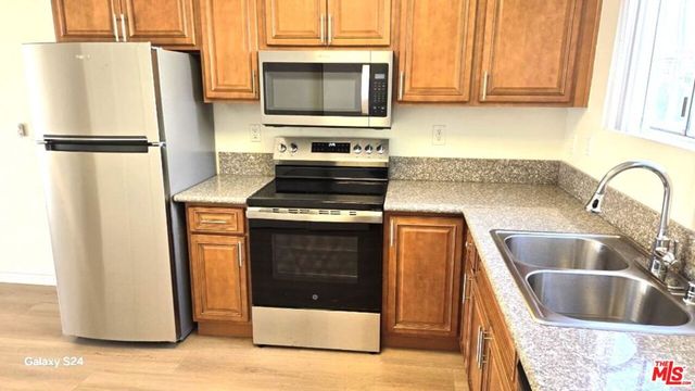 140 N Berendo Street 2, Los Angeles, CA 90004