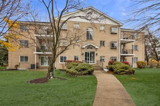 1258 CHALET Road 301, Naperville, IL 60563