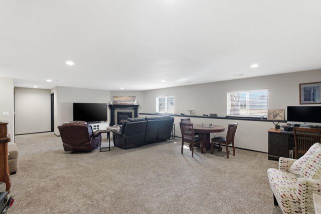 1130 N Lake Ridge Ct, Derby, KS 67037