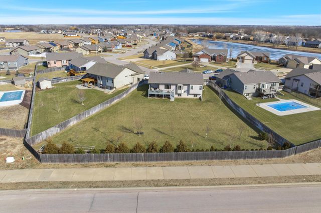 1130 N Lake Ridge Ct, Derby, KS 67037