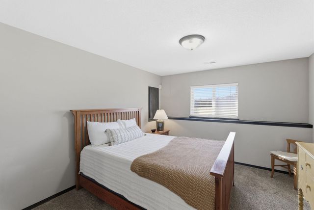 1130 N Lake Ridge Ct, Derby, KS 67037