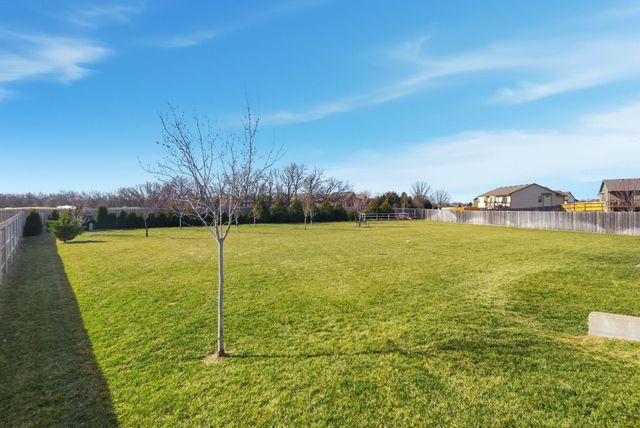 1130 N Lake Ridge Ct, Derby, KS 67037