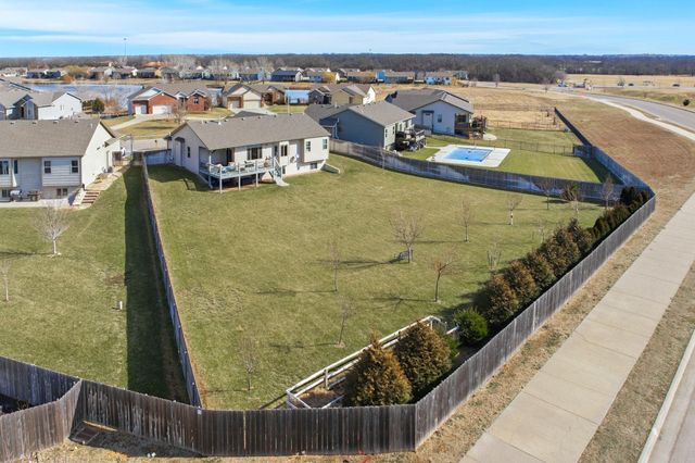 1130 N Lake Ridge Ct, Derby, KS 67037