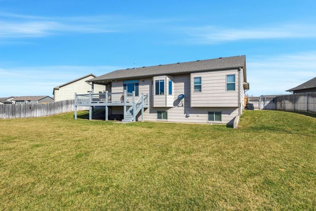 1130 N Lake Ridge Ct, Derby, KS 67037