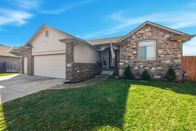 1130 N Lake Ridge Ct, Derby, KS 67037