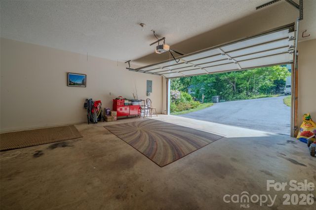 18 Tarragon Place, Flat Rock, NC 28731