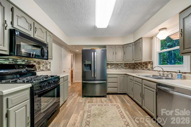 18 Tarragon Place, Flat Rock, NC 28731