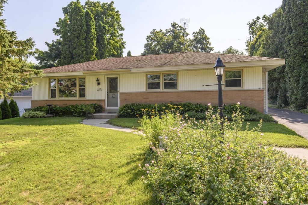 W268N2728 Water STREET, Pewaukee, WI 53072