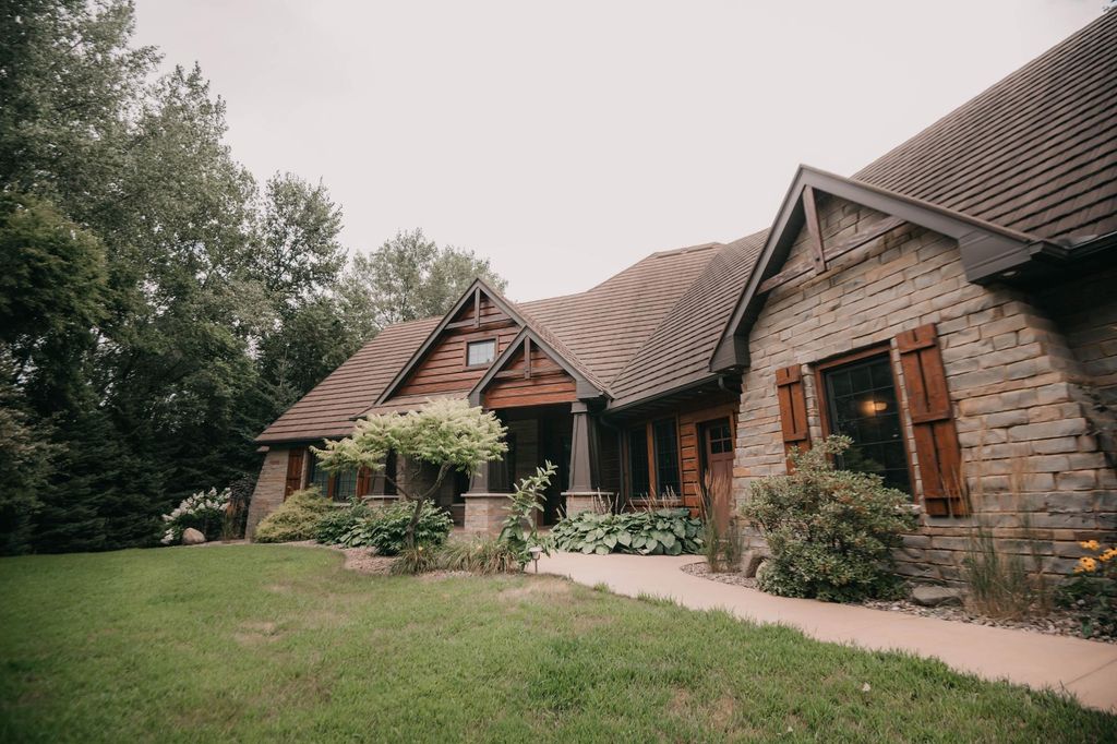 650 33rd Street NW, Austin, MN 55912
