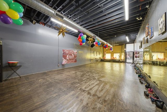 3348 W montrose Avenue, Chicago, IL 60618