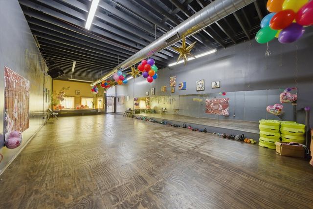 3348 W montrose Avenue, Chicago, IL 60618