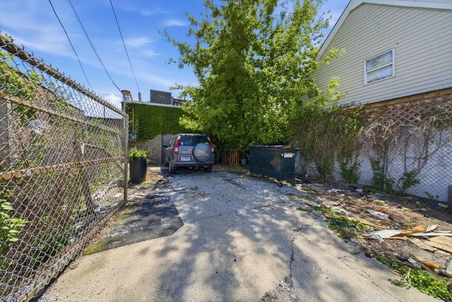 3348 W montrose Avenue, Chicago, IL 60618