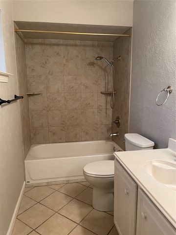 2111 W Pearl Street, Granbury, TX 76048